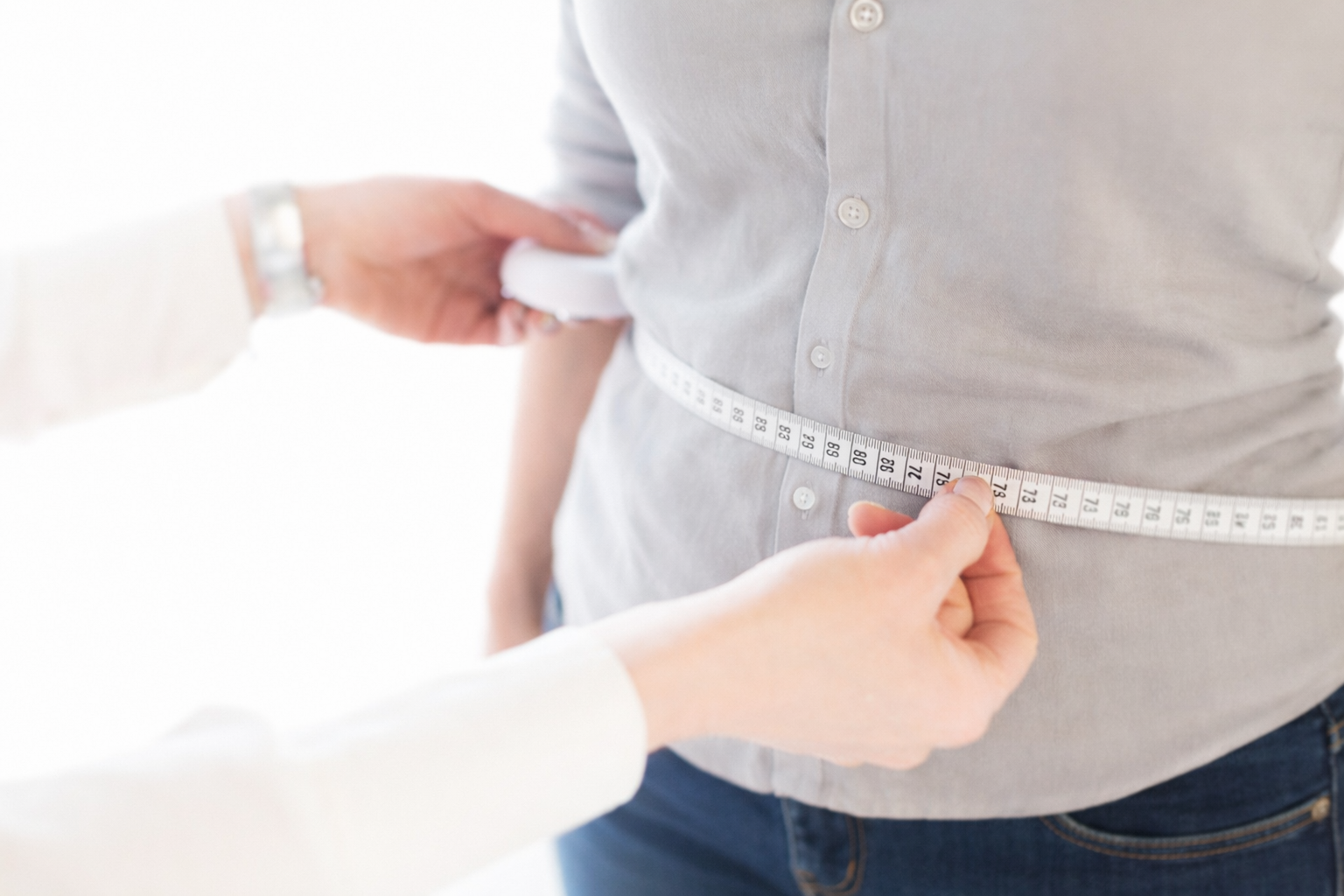 Gabi neemt metingen tijdens een consultatie